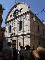 nic083_Een Venetiaan in de problemen brandt daarvoor een kaarsje in de  Santa Maria dei Miracoli